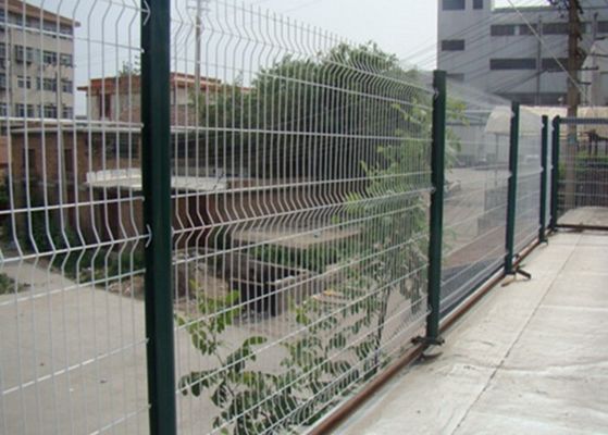 China Malla de alambre de doblez del triángulo blanco del color para la cerca y el patio del jardín proveedor